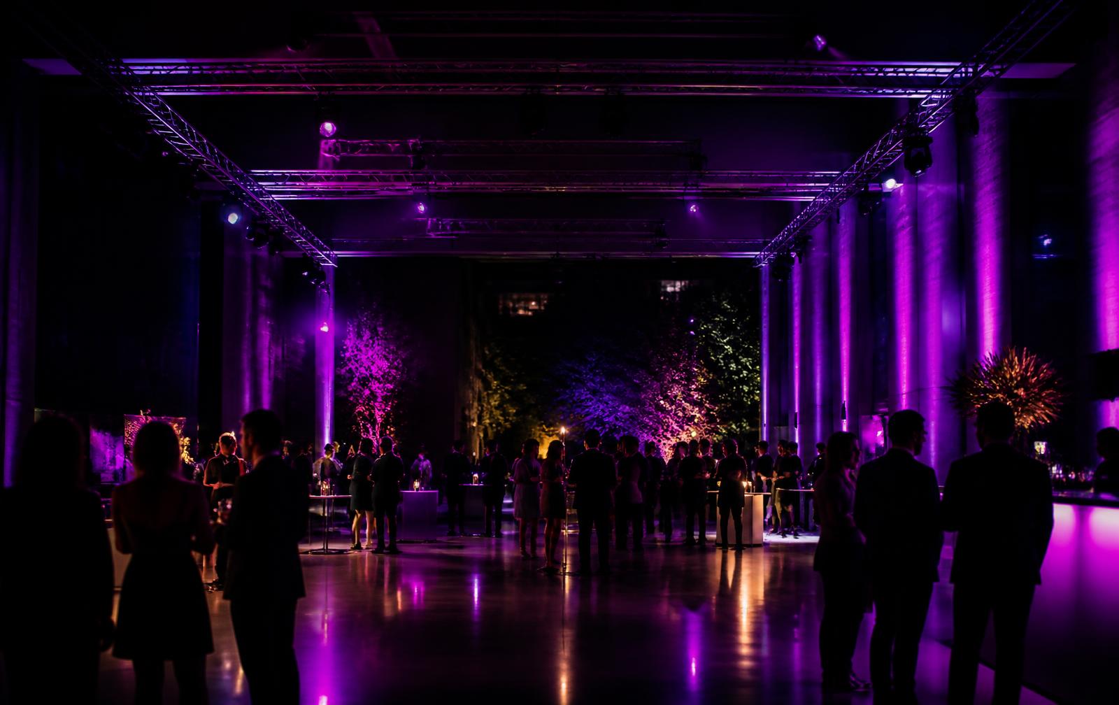 Eleganter Veranstaltungsraum mit Traversenlicht und Gästen